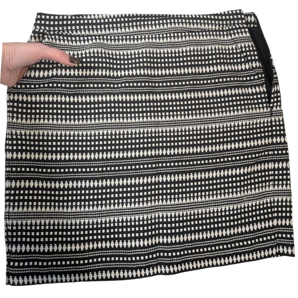 Banana Republic Black and White Pencil Skirt - Picture 4 of 11